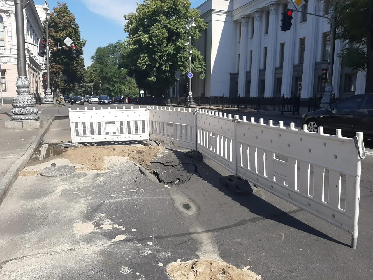 Біля Верховної Ради провалився асфальт