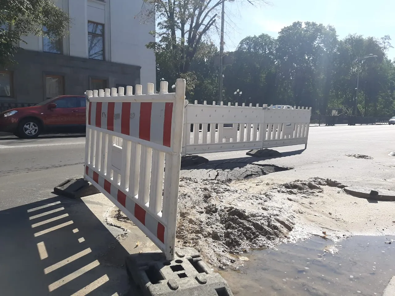 Біля Верховної Ради провалився асфальт