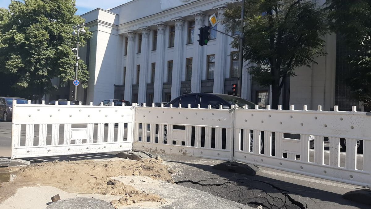 В Киеве возле Верховной Рады провалился асфальт - фото