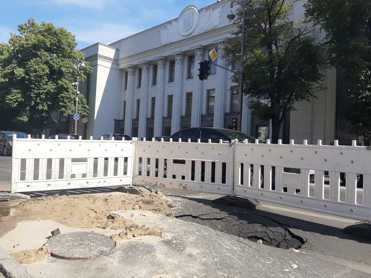 В Киеве возле Верховной Рады провалился асфальт - фото