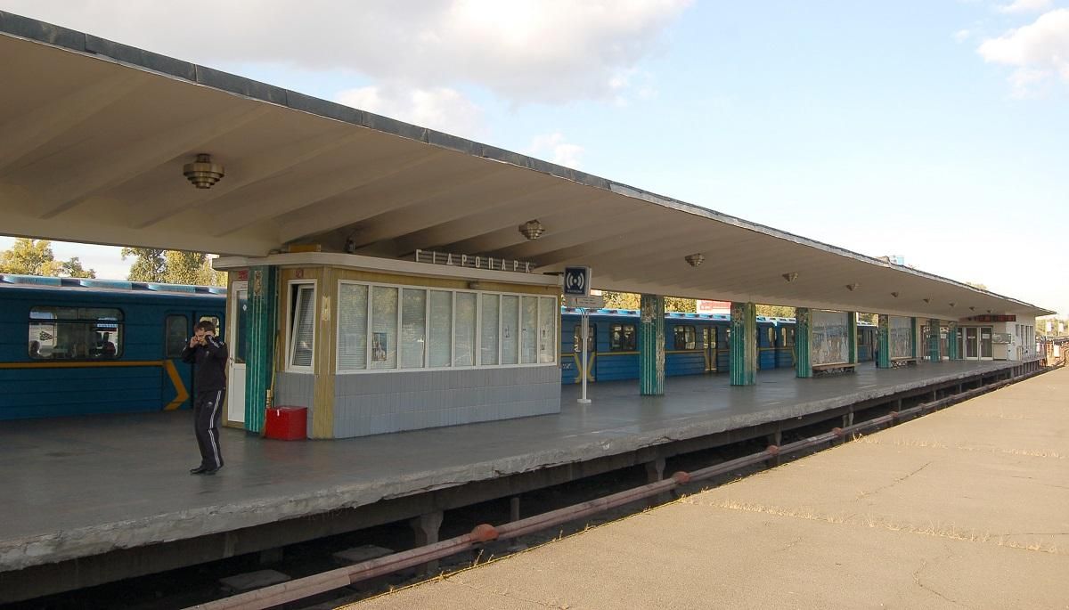 У Києві підлітки стрибали з вагона метро просто в Дніпро: відео У Києві підлітки стрибали з вагона метро просто в Дніпро: відео