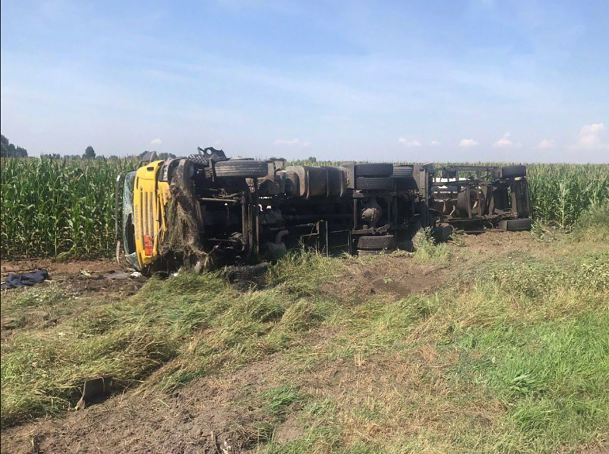 На Київщині авто влетіло у вантажівку, яка від удару перекинулася: моторошне відео