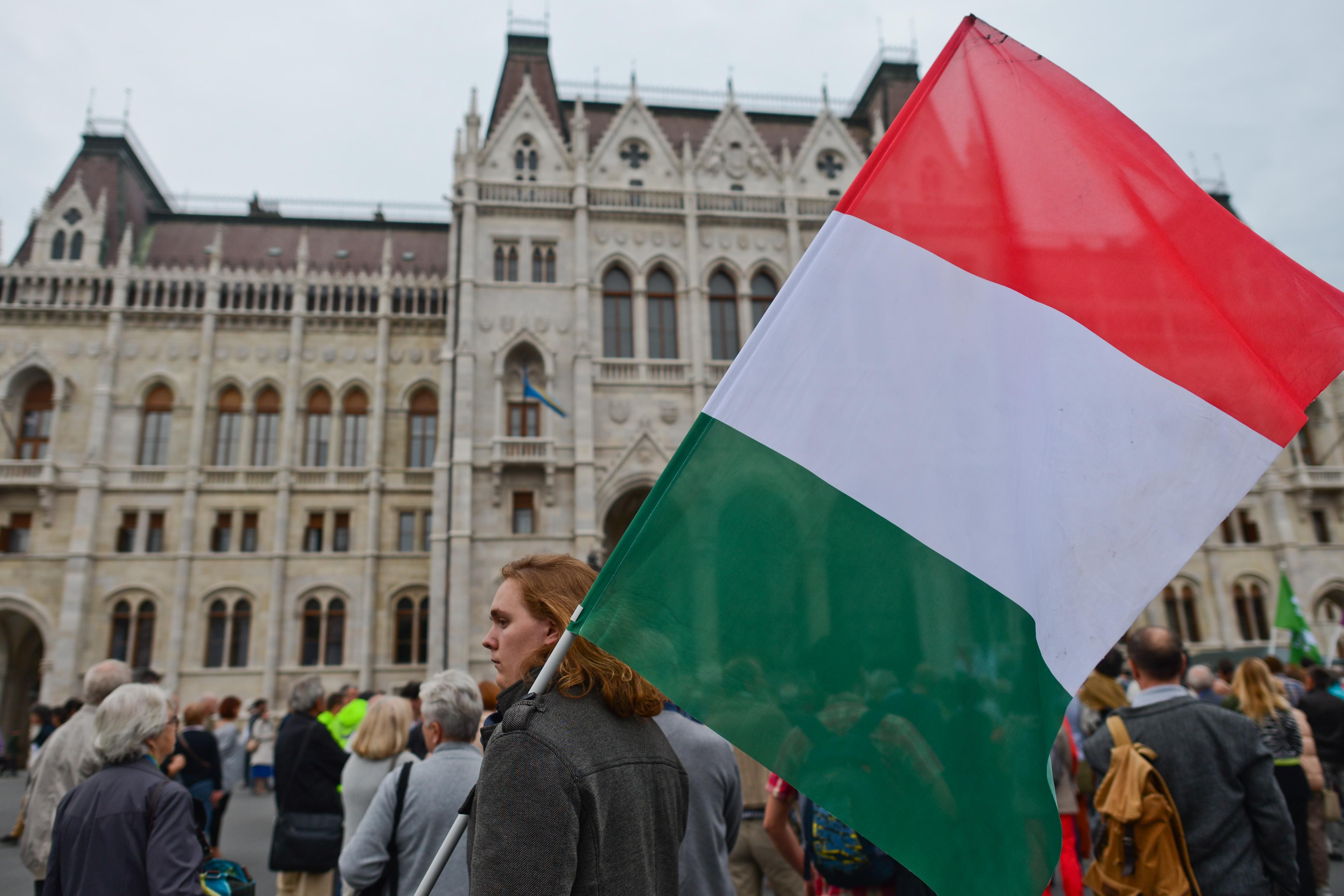 Венгрия поддерживает санкции против России, но их целесообразность стоит обсуждать