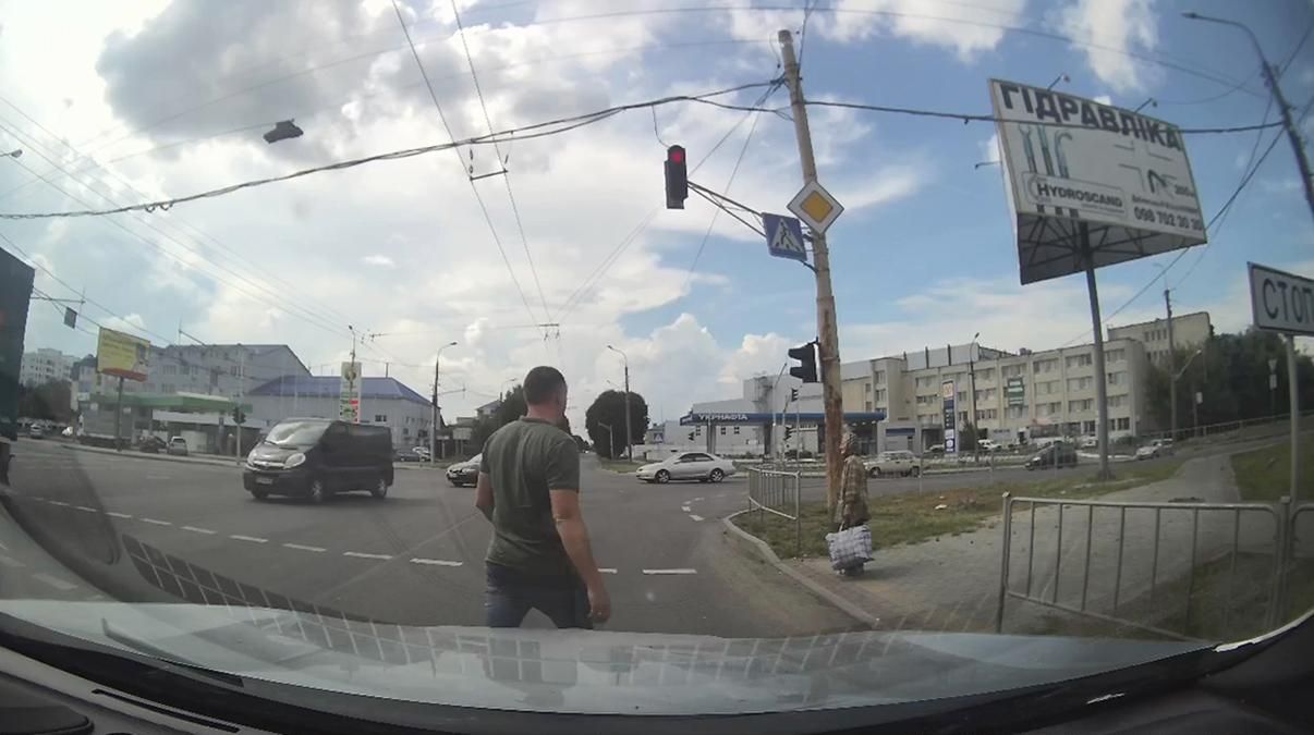 Боялася перейти дорогу: водій вийшов з авто на світлофорі, аби допомогти бабусі – миле відео Боялася перейти дорогу: водій вийшов з авто на світлофорі, аби допомогти бабусі – миле відео