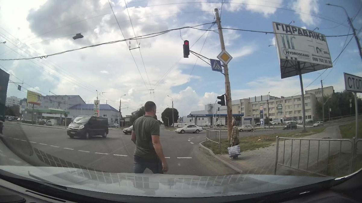 Боялась перейти дорогу: водитель вышел из авто на светофоре, чтобы помочь бабушке: милое видео