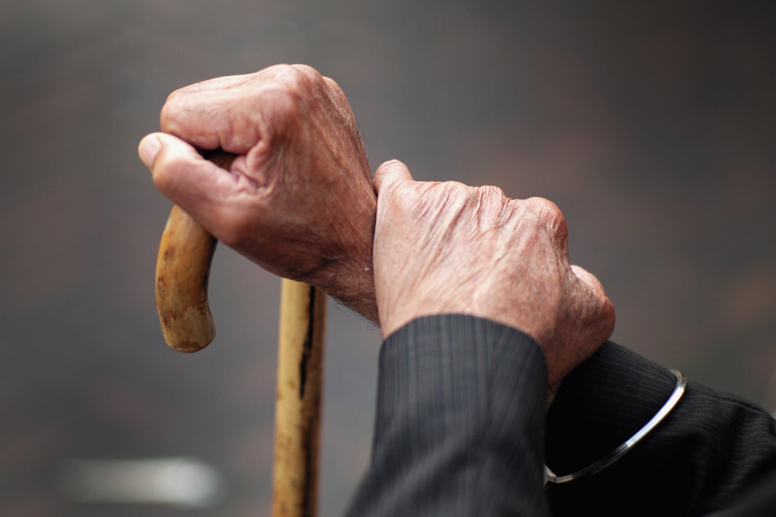 Одиноким пенсионерам будут доплачивать 685 гривен: что известно