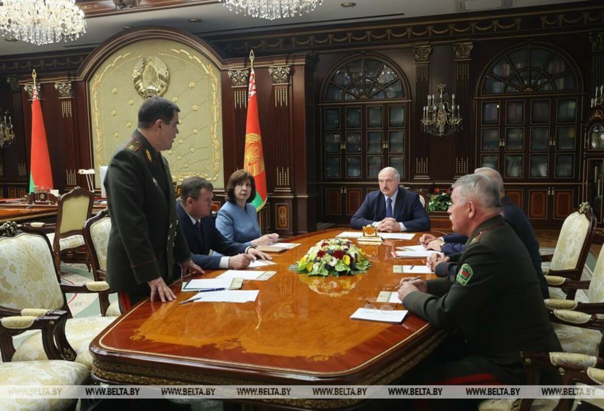 Беларусь вызывает "на ковер" послов России и Украины из-за задержанных боевиков Беларусь вызывает "на ковер" послов России и Украины из-за задержанных боевиков