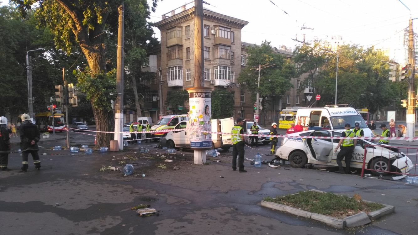 Масштабна ДТП із потерпілими в Одесі: патрульні протаранили мікроавтобус – фото, відео