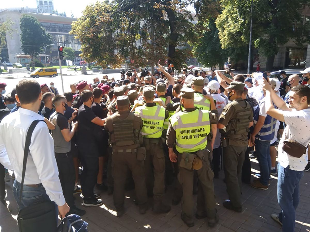 Столкновения под Нацсоветом из-за канала КРТ 30 июля 2020: видео Столкновения под Нацсоветом из-за канала КРТ 30 июля 2020: видео