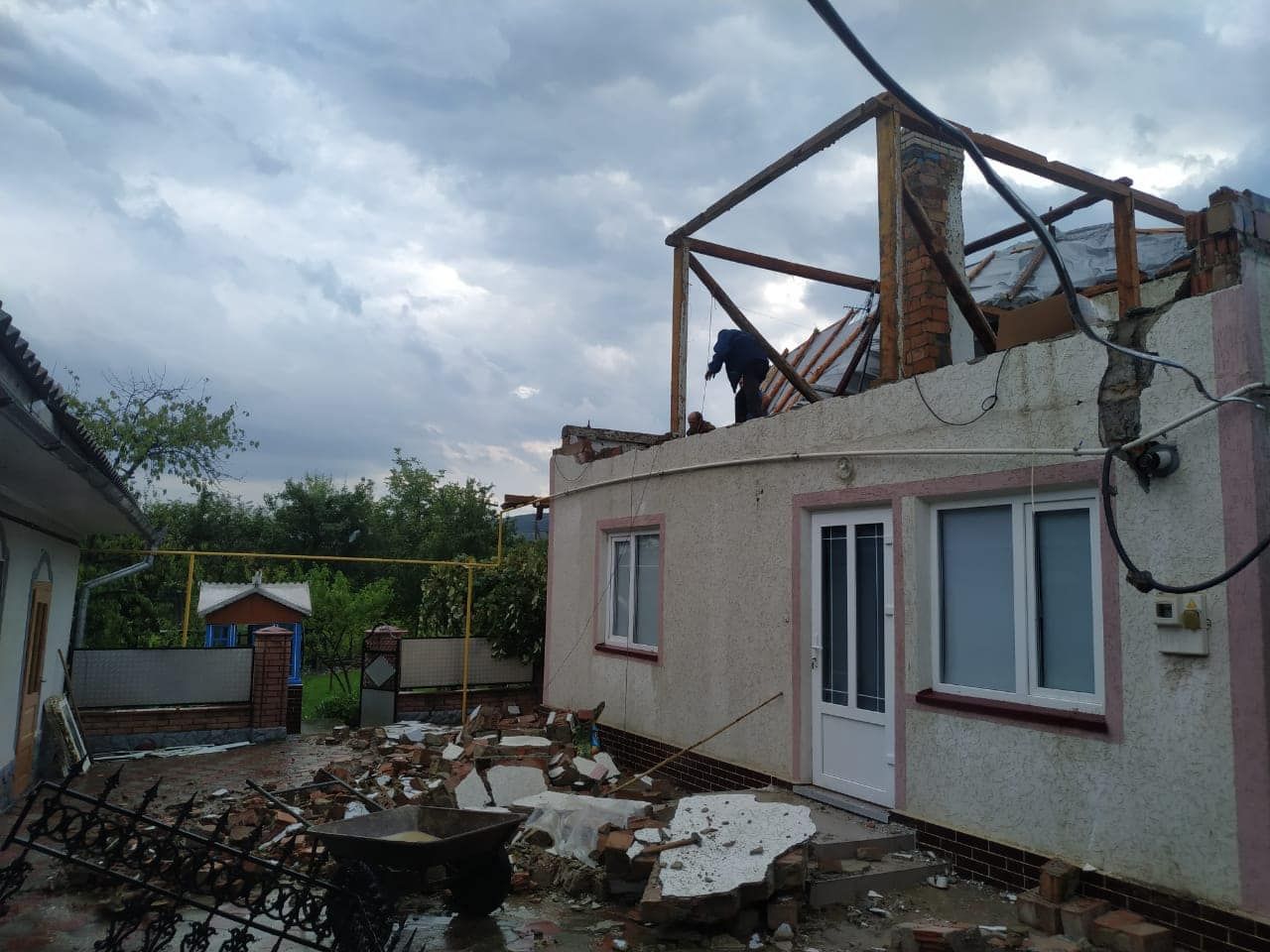 Буря на Буковине 30 июля 2020: снесены крыши, повалены деревья
