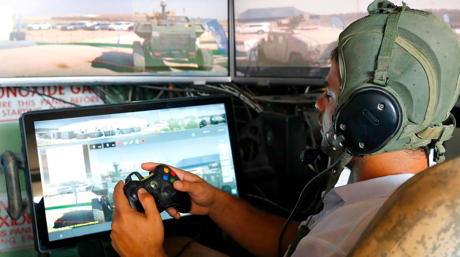 Солдат учат управлять танком с помощью консоли Xbox