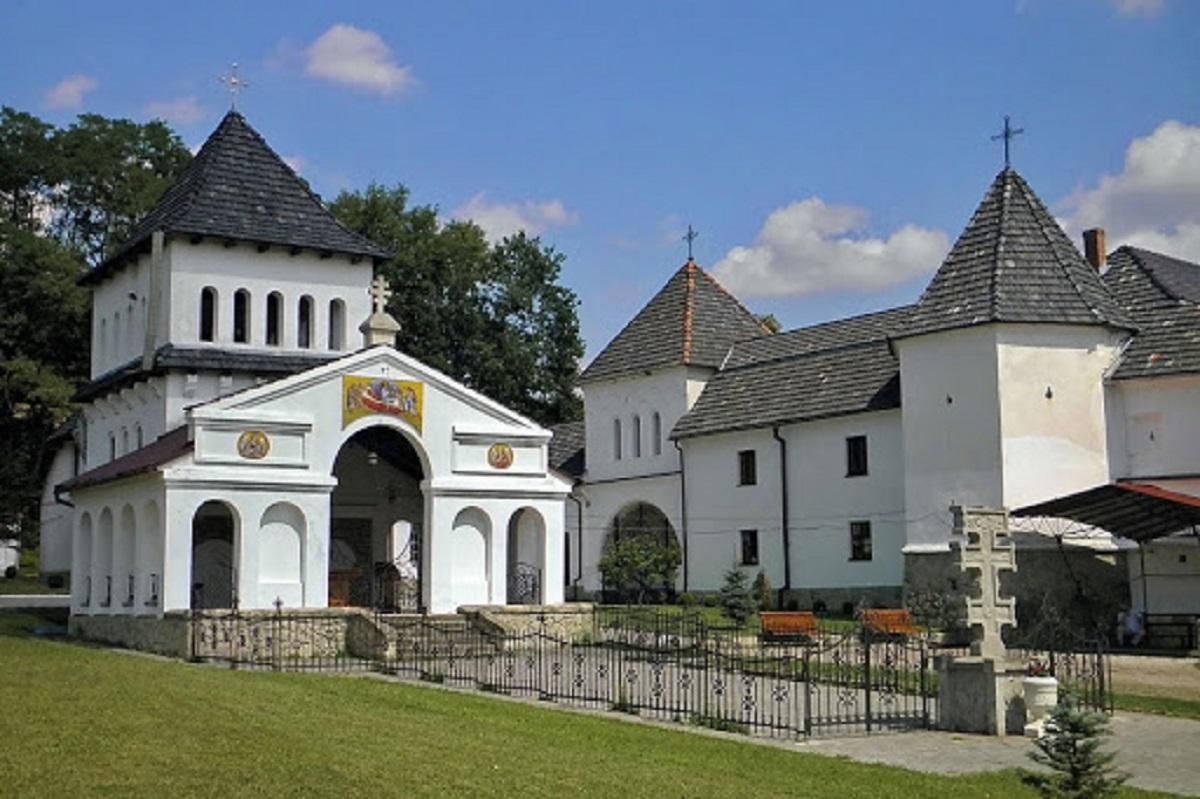 Спалах COVID-19 в Унівській лаврі: захворіли монахи Спалах COVID-19 в Унівській лаврі: захворіли монахи