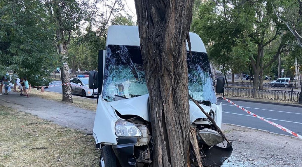 У Миколаєві маршрутка в’їхала в дерево: багато постраждалих – фото, відео