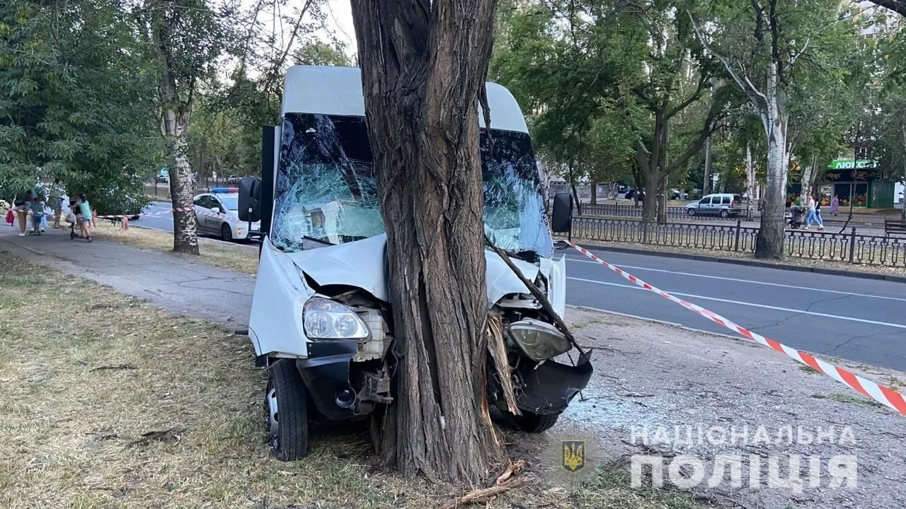 У Миколаєві маршрутка в’їхала в дерево