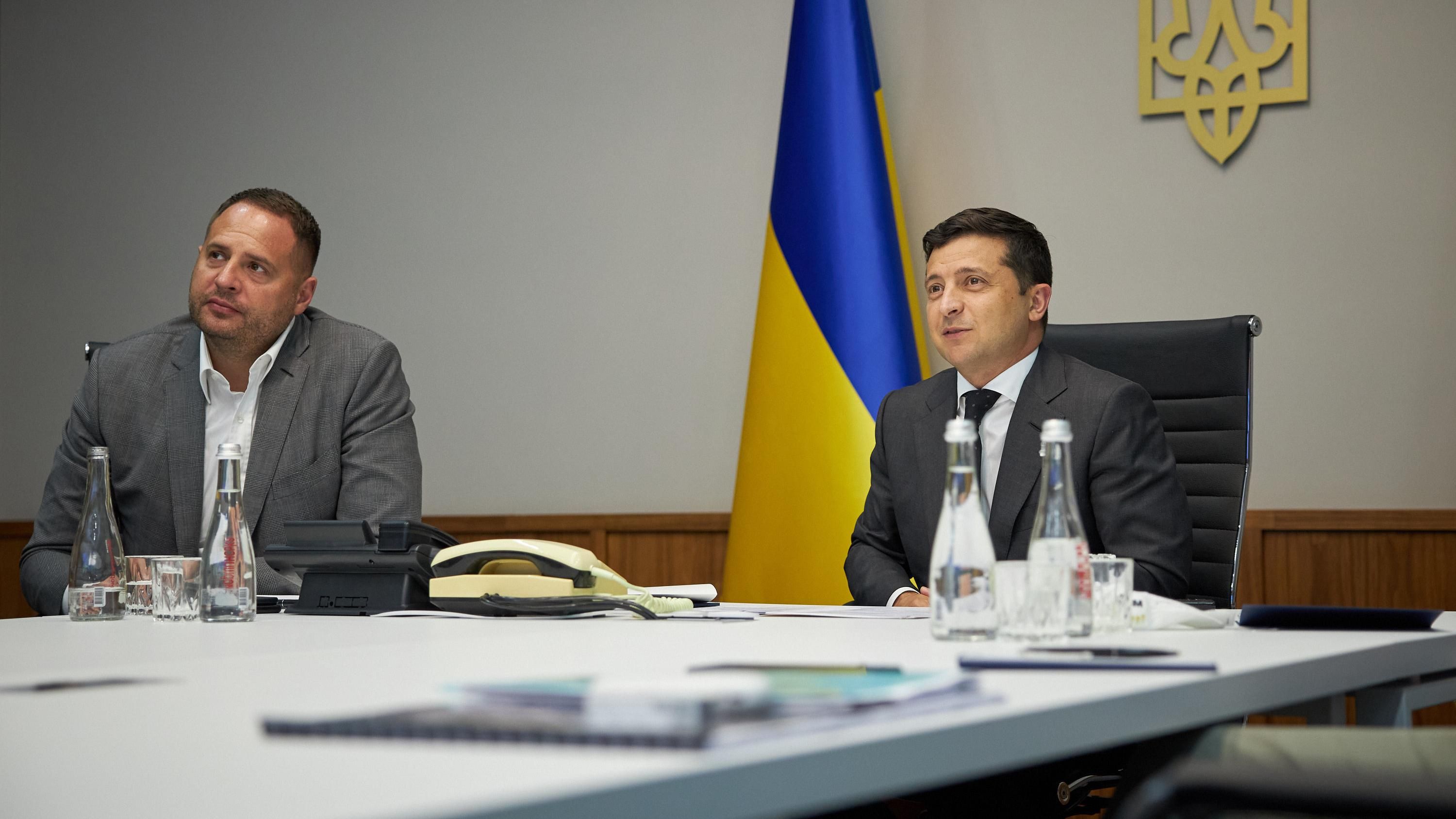 Як Зеленський, Єрмак та інші посадовці безчинствують на дорогах і їм за це нічого не буде Як Зеленський, Єрмак та інші посадовці безчинствують на дорогах і їм за це нічого не буде