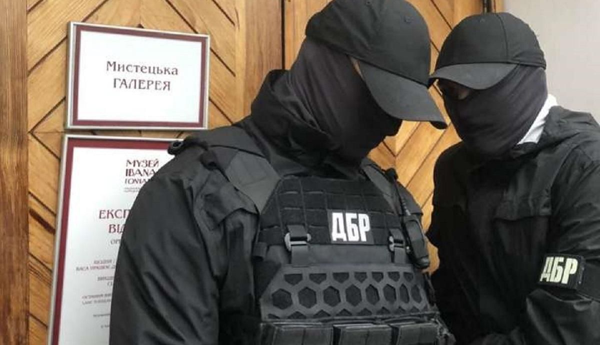 ГБР с помощью 3D-фото показало задержание со спины своего агента ГБР с помощью 3D-фото показало задержание со спины своего агента