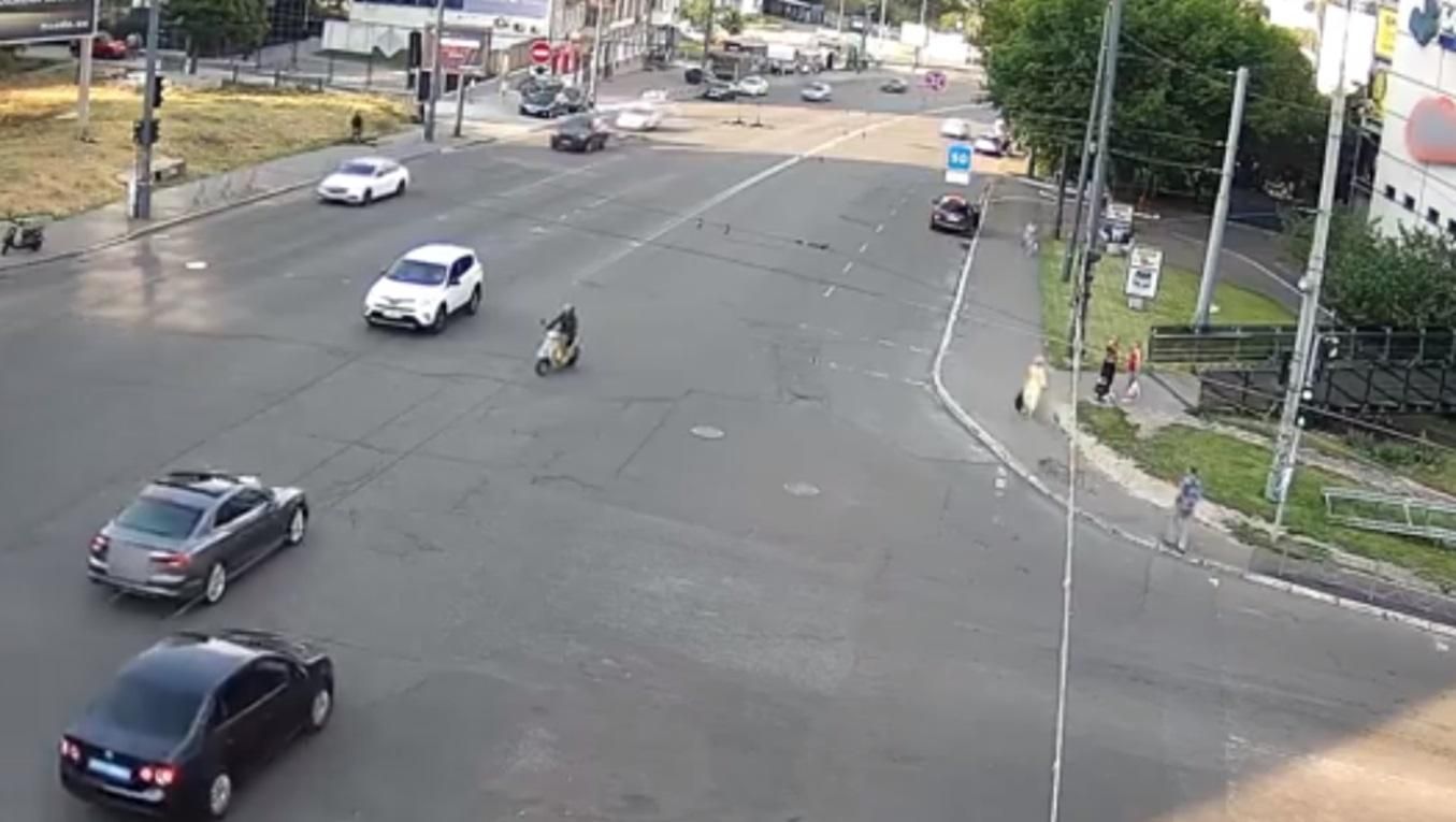 У Києві авто на швидкості знесло мопедиста: той дивом вцілів