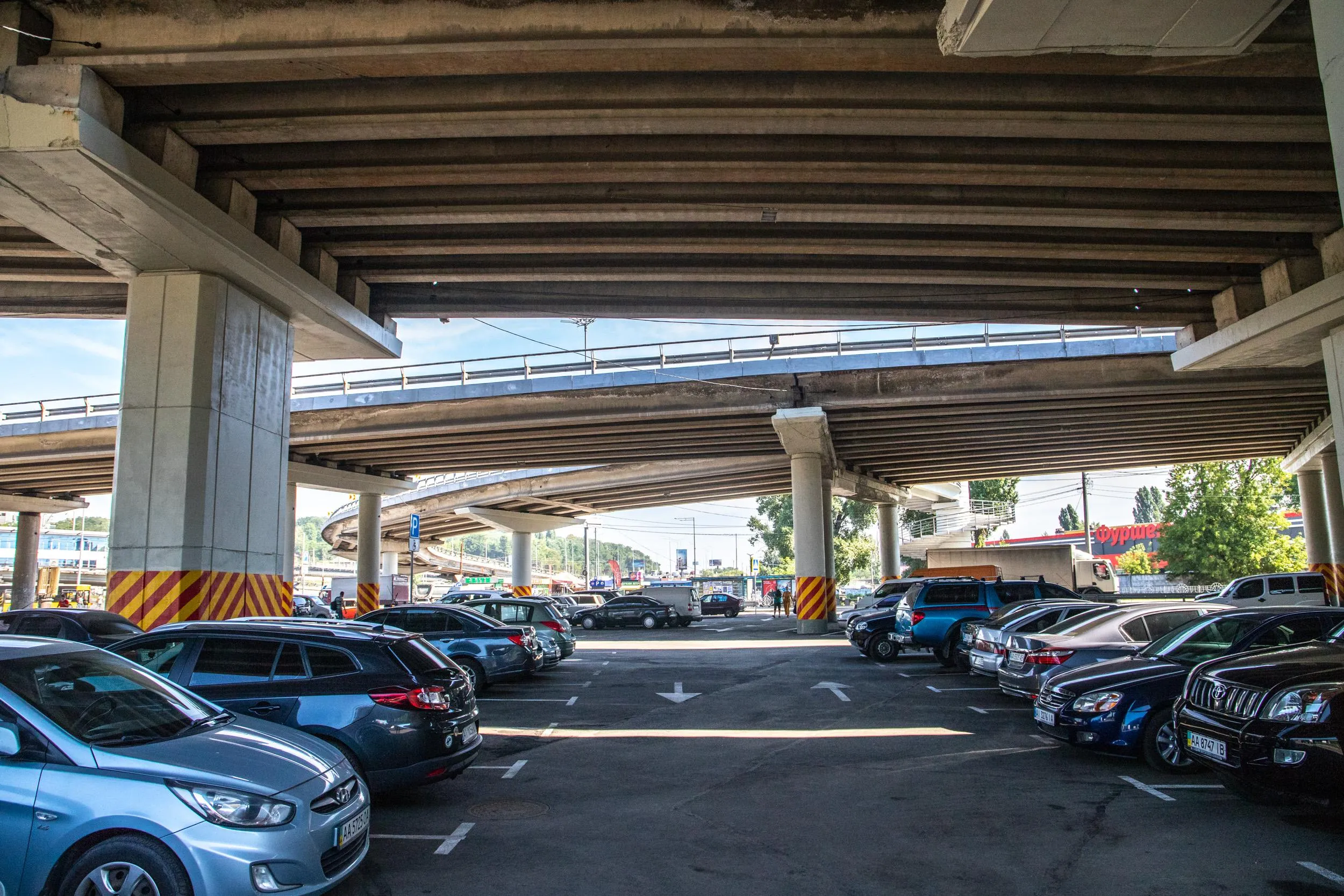 Автомобілі на паркінгу Автомобілі на паркінгу