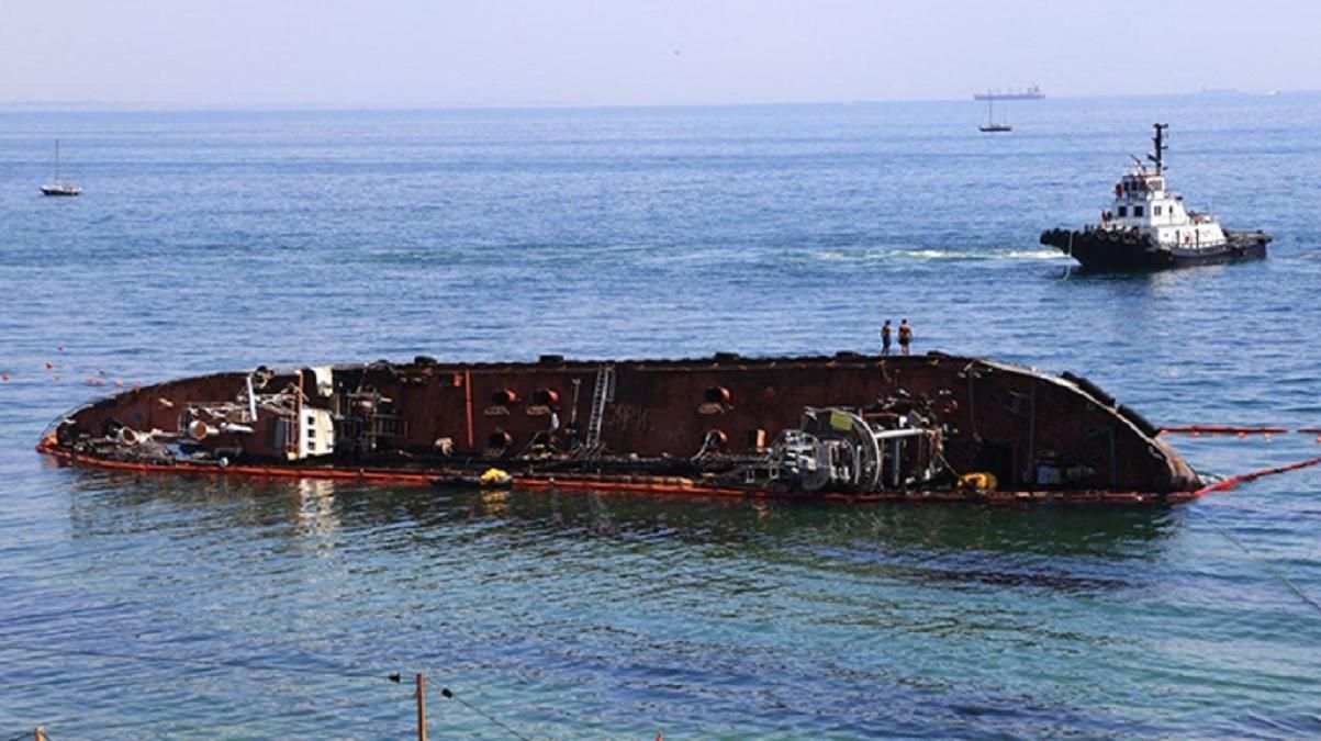 Госэкоинспекция не рекомендует разрезать танкер Delfi: угрозы