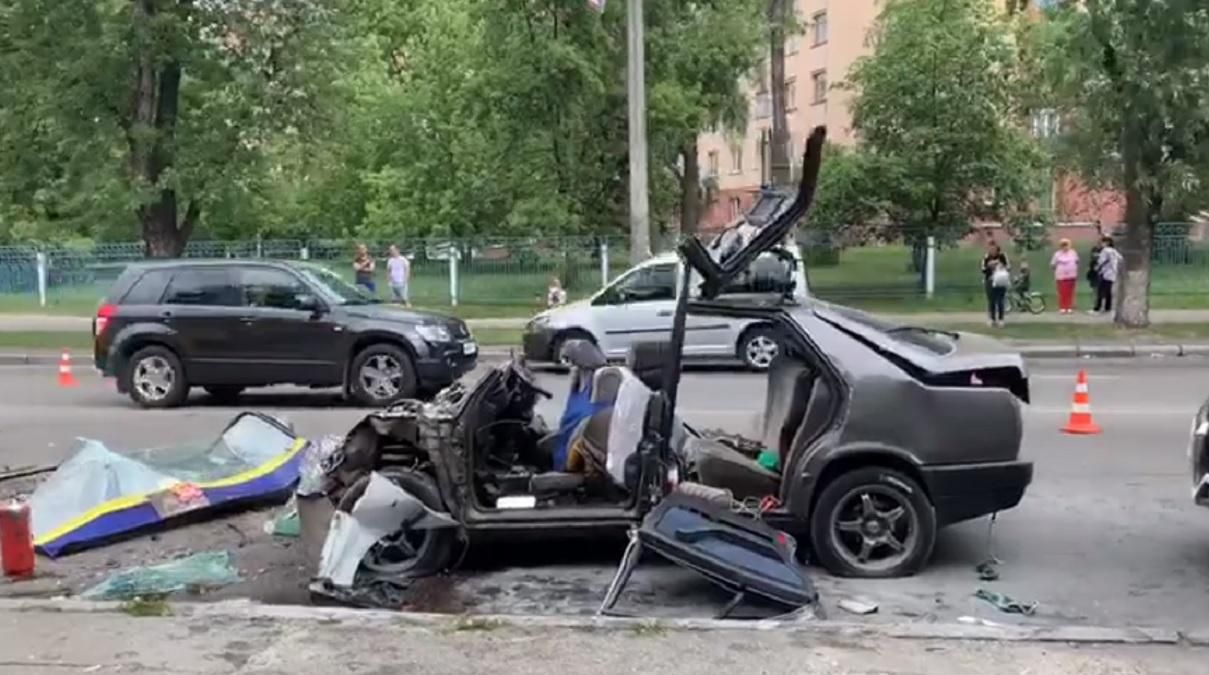 У Києві Mercedes влетів у маршрутку: легковик зім’яло – фото, відео