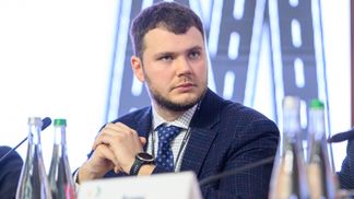 Мужчина пытался изнасиловать и избил женщину в поезде: реакция Криклия