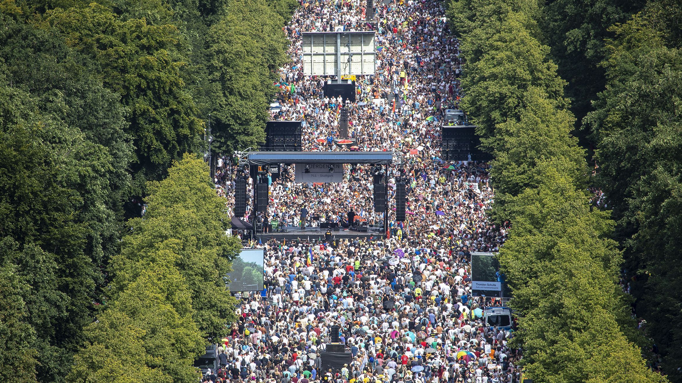 Масштабная акция протеста против коронавирусных ограничений прошла в Берлине: фото, видео Масштабная акция протеста против коронавирусных ограничений прошла в Берлине: фото, видео