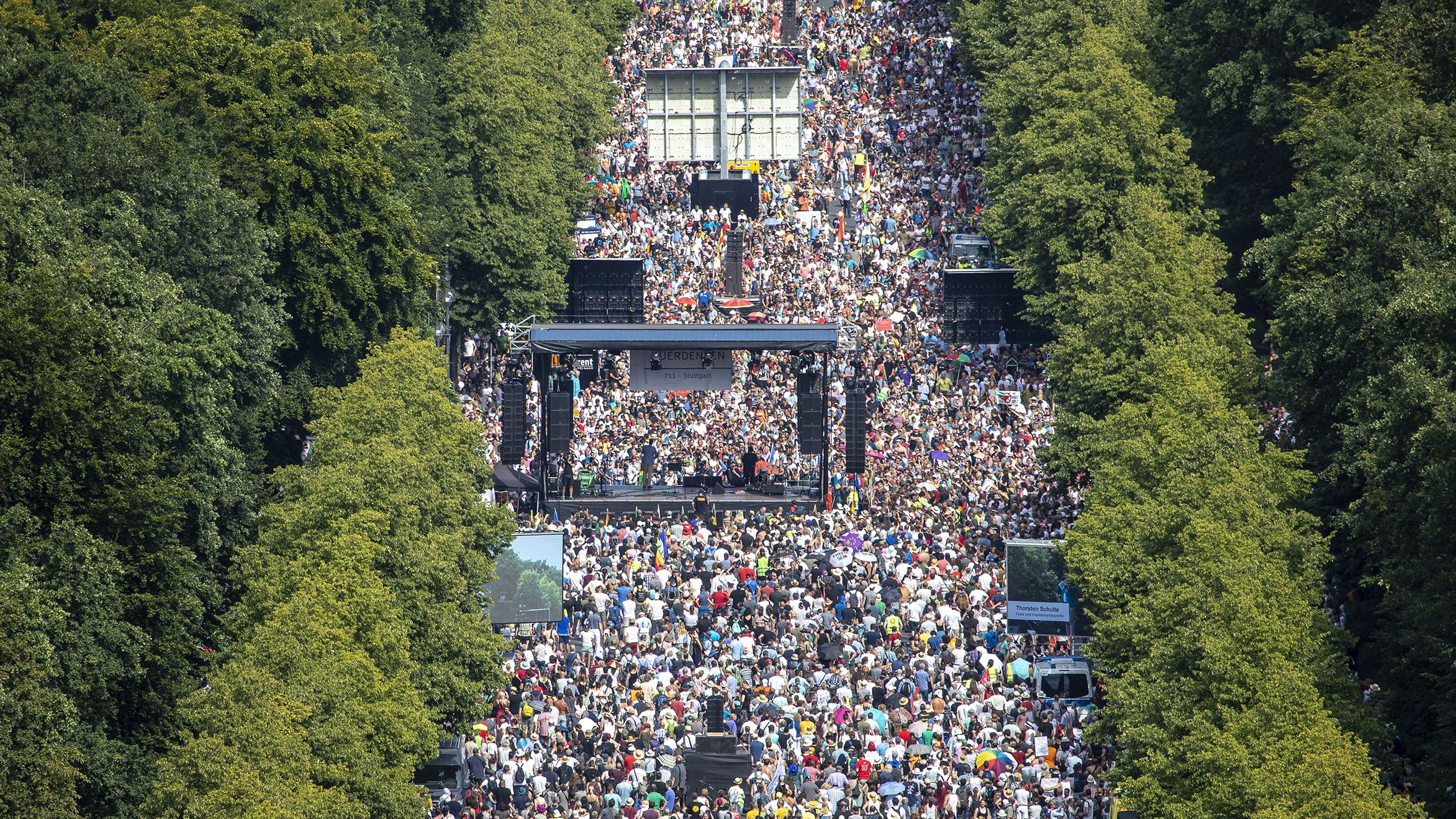 Масштабная акция протеста против коронавирусных ограничений прошла в Берлине: фото, видео