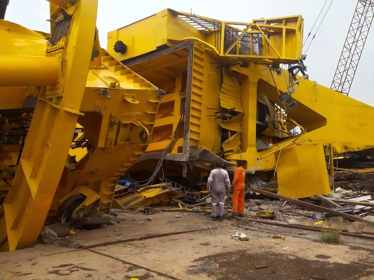 70-тонный кран упал и раздавил рабочих в Индии: 11 погибших – жуткое видео 18+