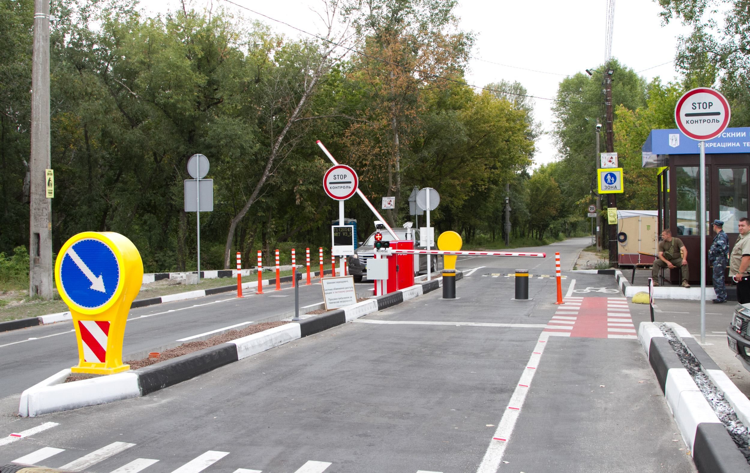 У Києві вандал потрощив в’їзд на Труханів острів: збитки сягають 300 тисяч гривень – відео