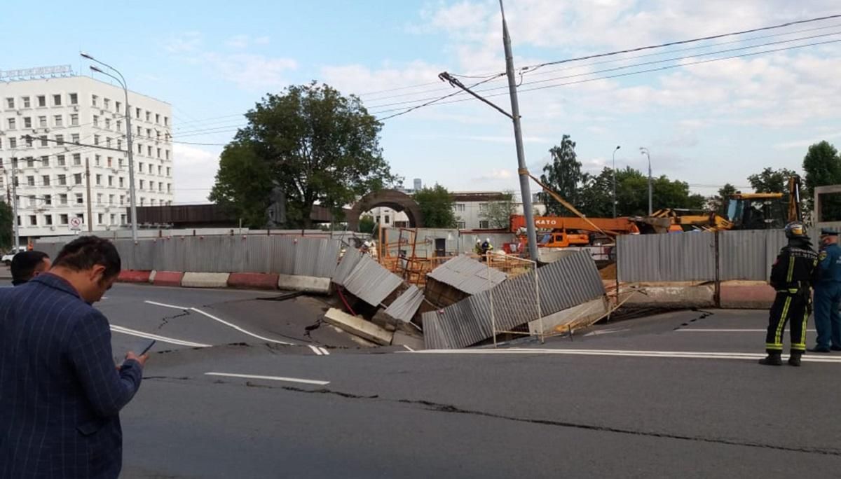 У Москві провалилася частина дороги: фото й відео У Москві провалилася частина дороги: фото й відео
