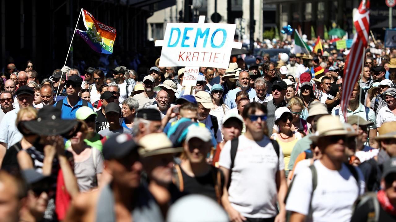 У Берліні минув наймасовіший мітинг проти карантину: майже 50 поліцейських постраждали У Берліні минув наймасовіший мітинг проти карантину: майже 50 поліцейських постраждали