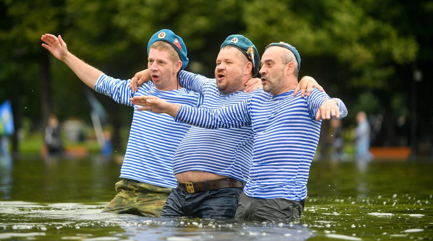 "За ВДВ!": у Росії десантники влаштували погром в парку – шокуюче відео "За ВДВ!": у Росії десантники влаштували погром в парку – шокуюче відео