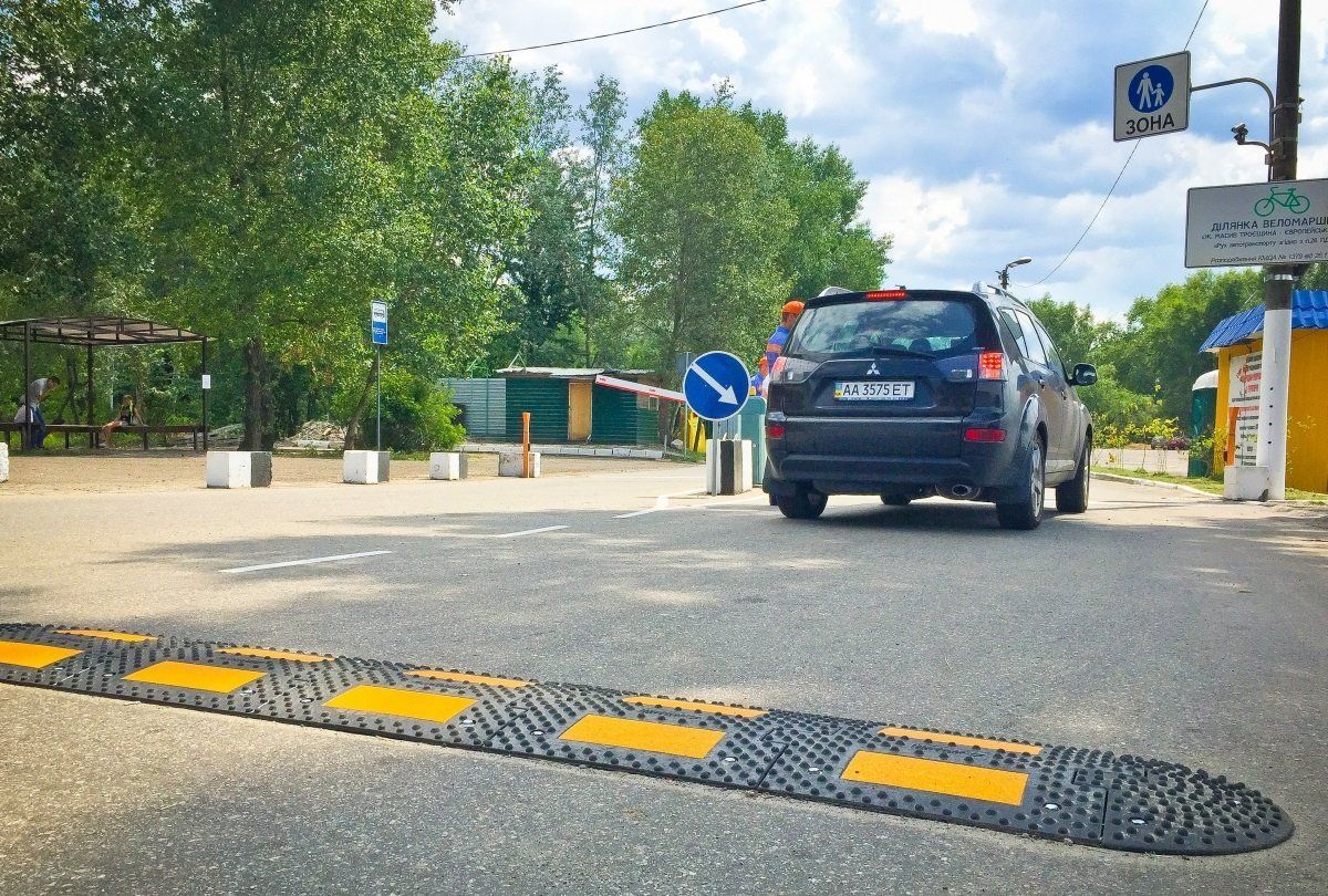 Поліція затримала вандала, що потрощив в’їзд на Труханів острів: як він пояснив свої дії Поліція затримала вандала, що потрощив в’їзд на Труханів острів: як він пояснив свої дії