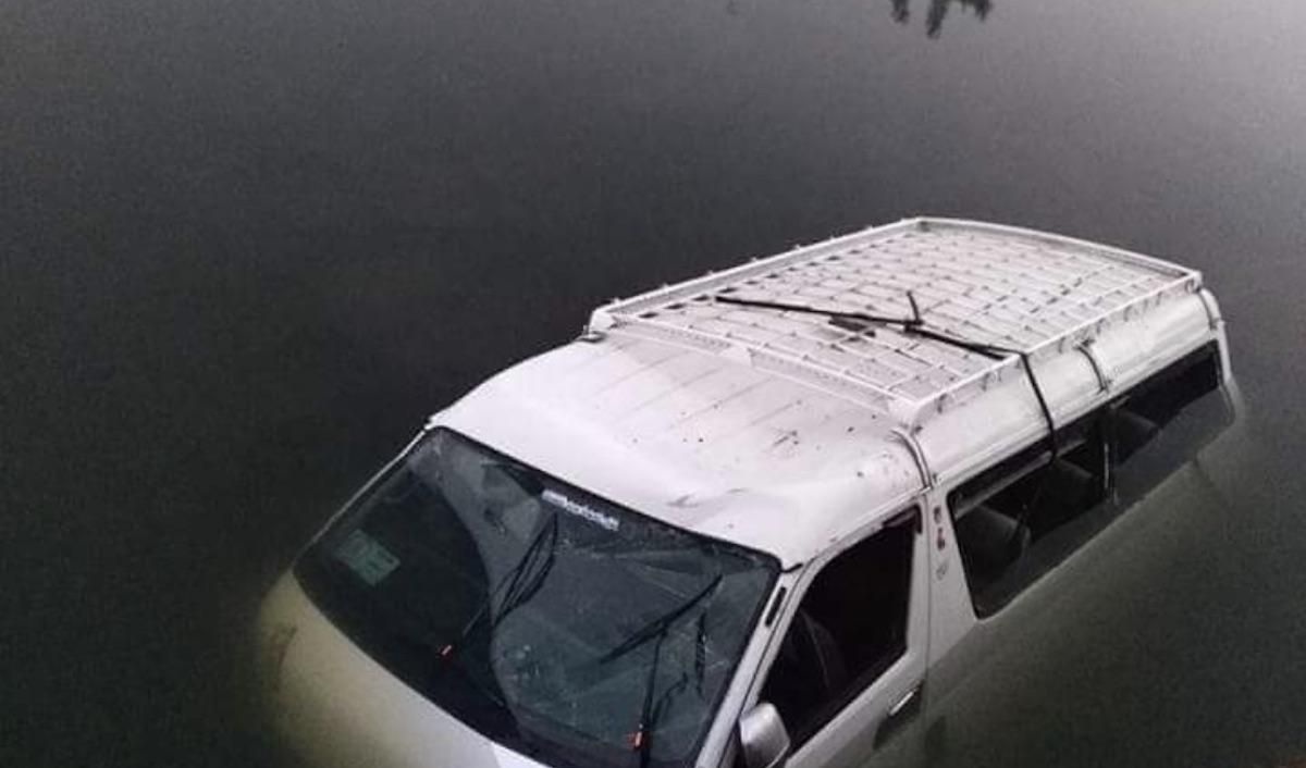 У пирамид в Египте автобус упал в канал, погибли 8 человек У пирамид в Египте автобус упал в канал, погибли 8 человек