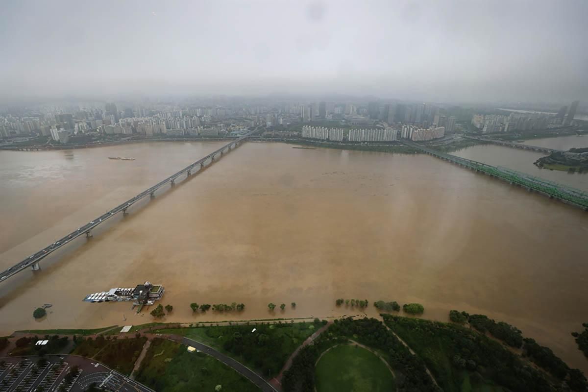 Зливи у Південній Кореї: загинули 6 людей - фото, відео - 24 канал