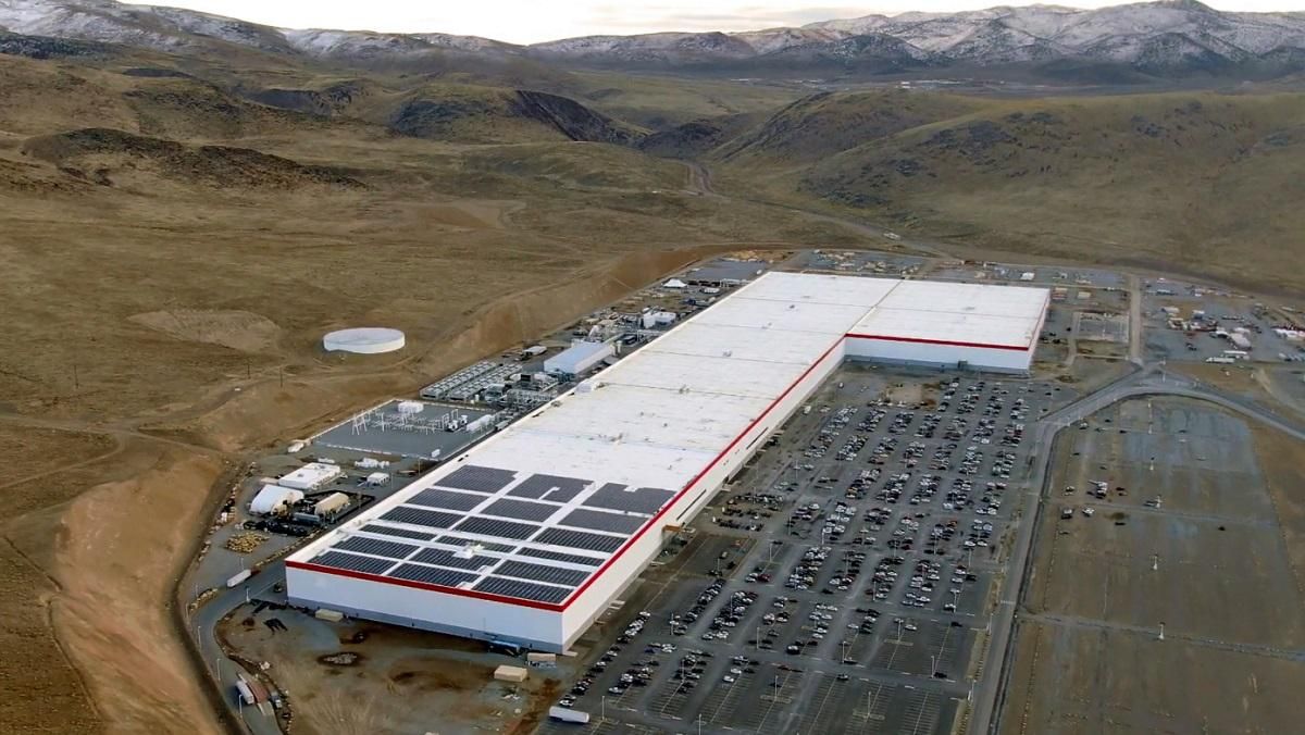 Електрокари Tesla будуть довше їздити завдяки новим акумуляторам Електрокари Tesla будуть довше їздити завдяки новим акумуляторам