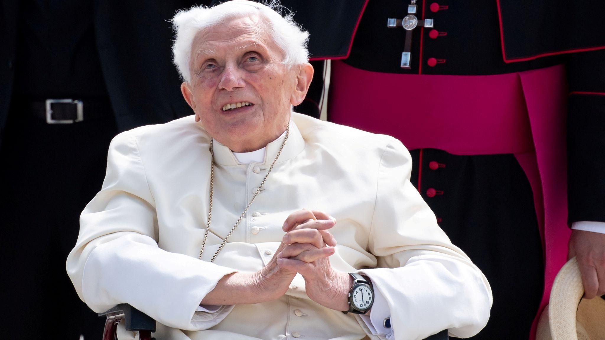 Бенедикт XVI важко хворий: що відомо про стан колишнього Папи 