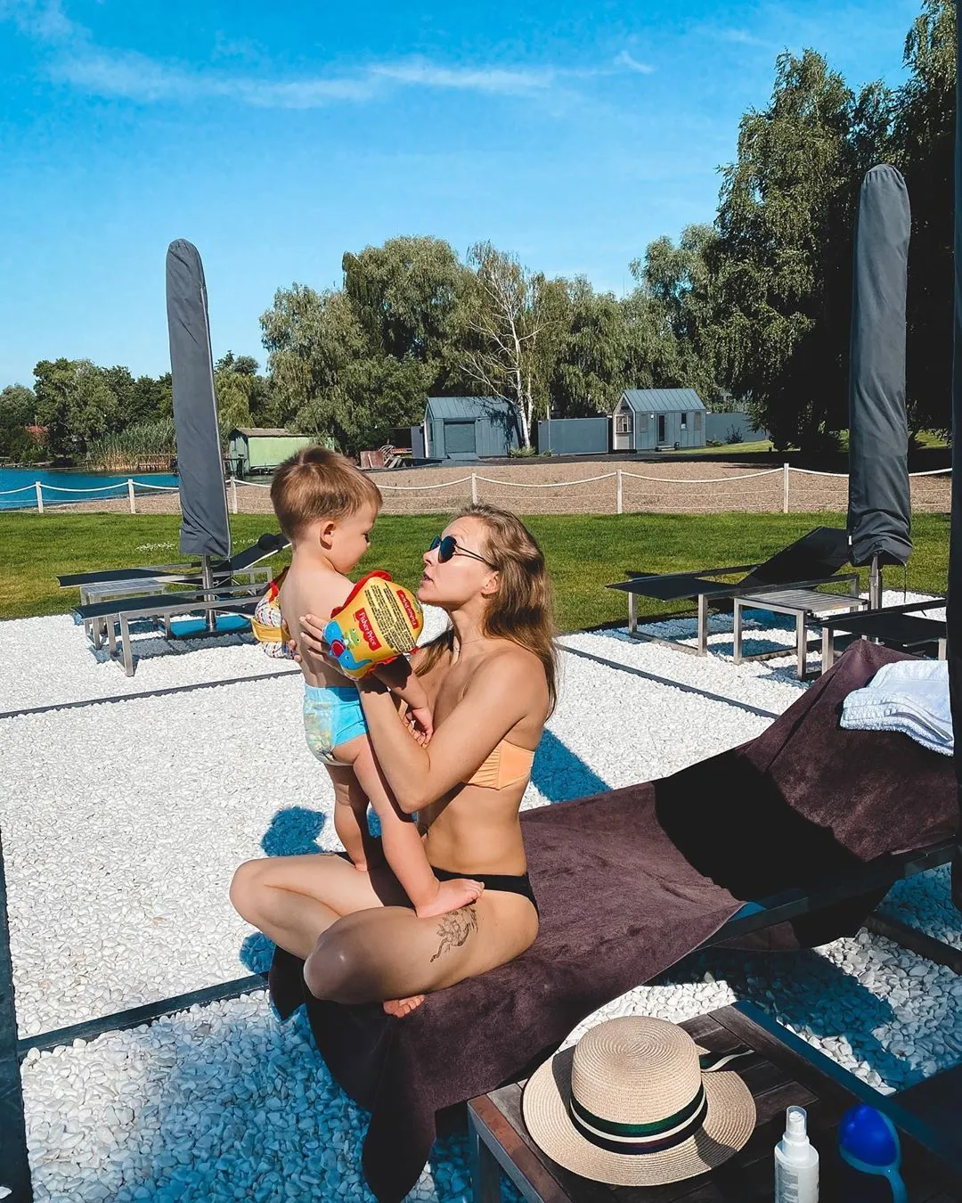 Олена Шоптенко в купальнику з сином