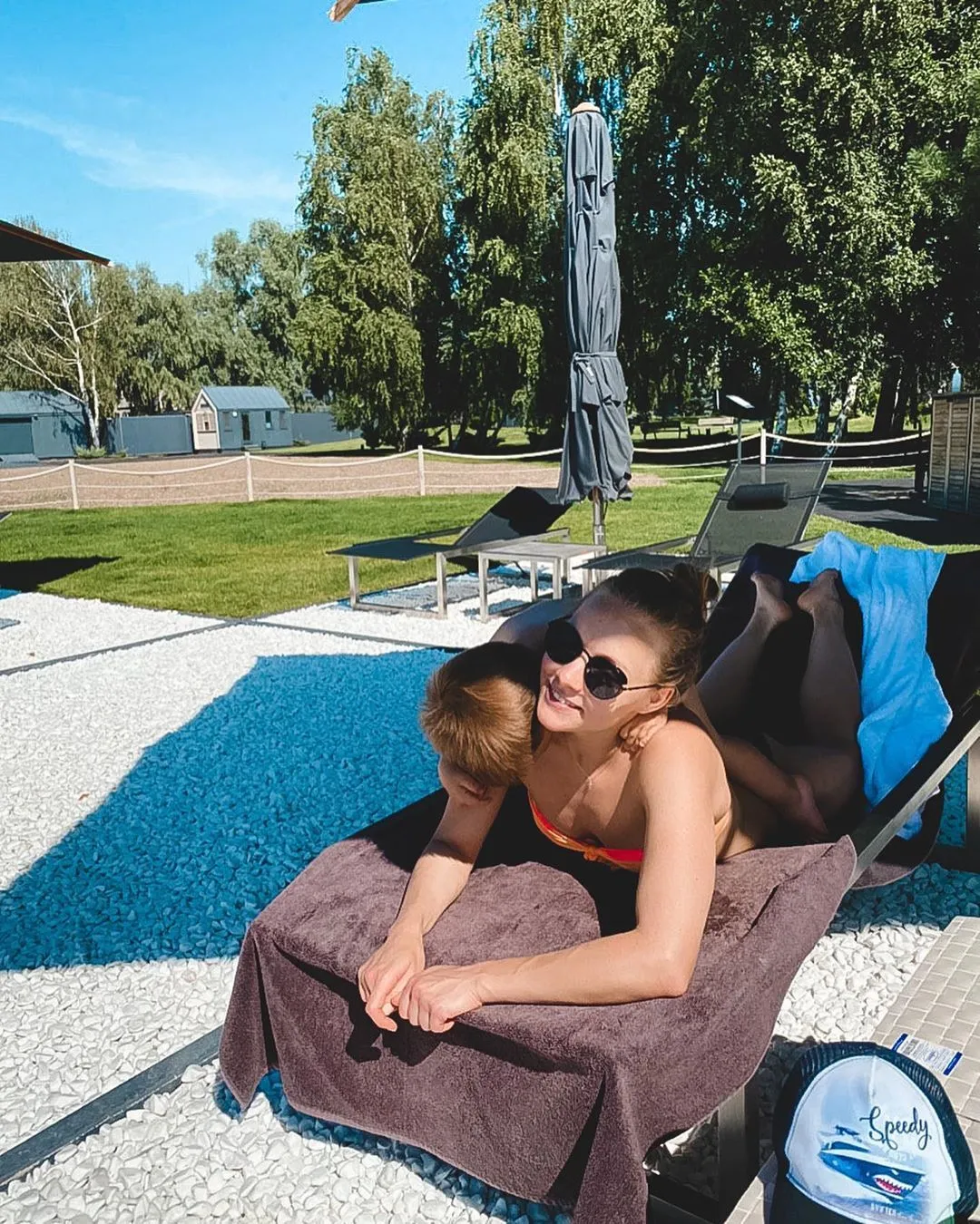 Олена Шоптенко в купальнику з сином