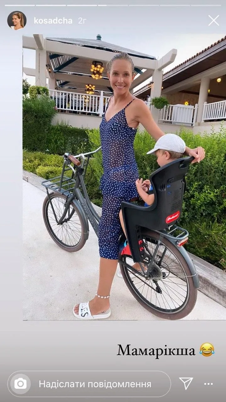 Катя Осадча катається на велосипеді з сином