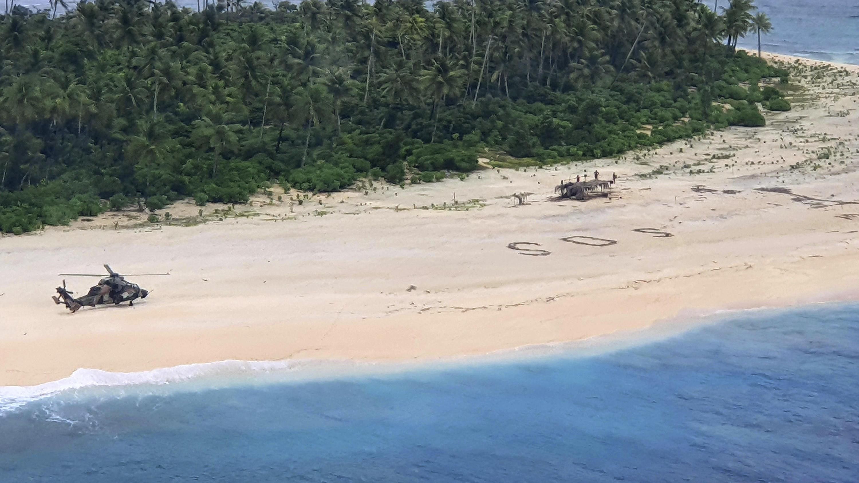 З безлюдного острова врятували людей завдяки надпису SOS на піску: фото, відео