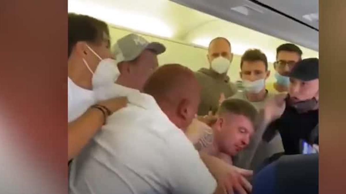 Пасажири літака, що прямував на Ібіцу, влаштували бійку Пасажири літака, що прямував на Ібіцу, влаштували бійку