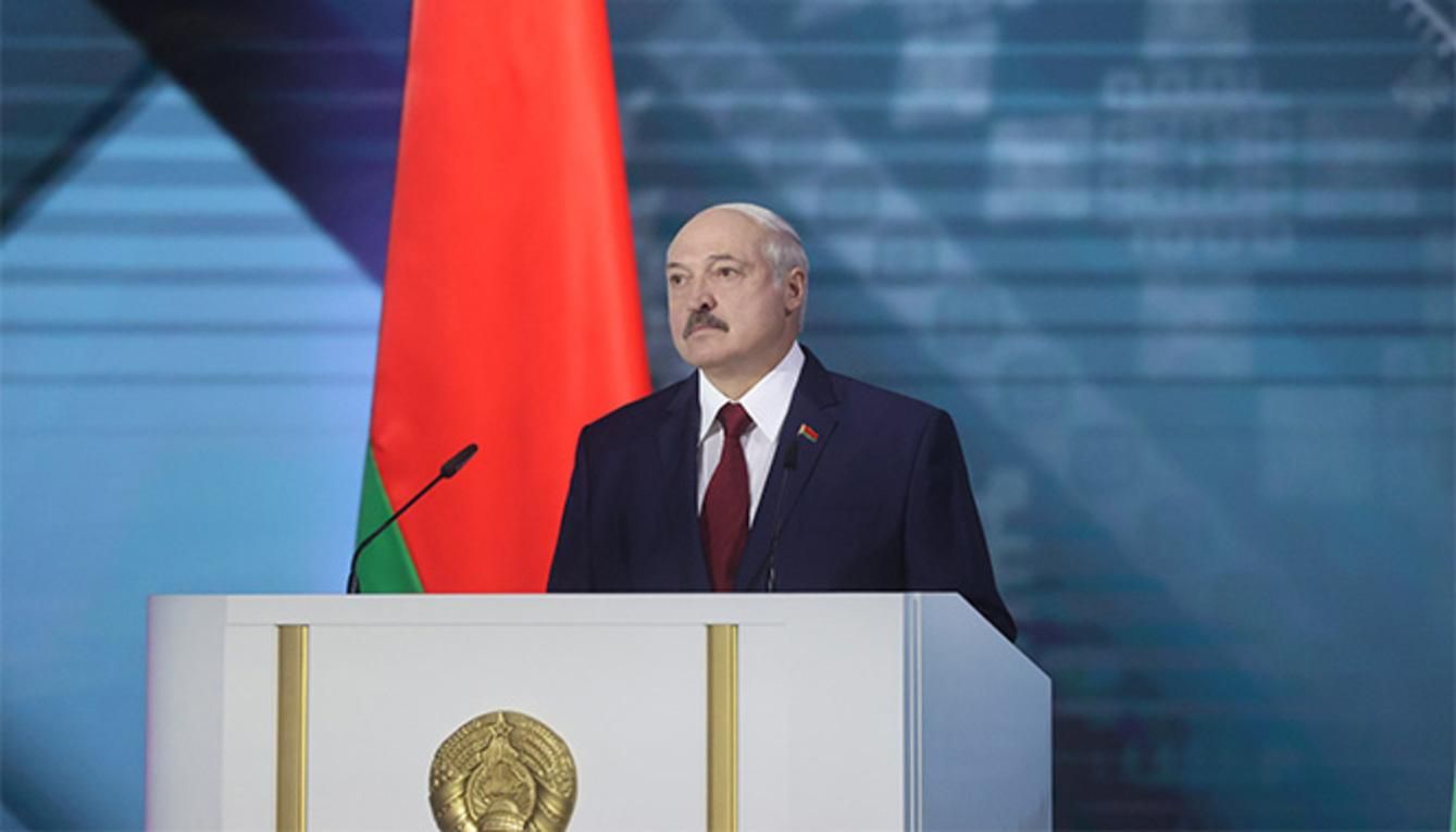 Лукашенко в предвыборной программе оговорился о поправках к Конституции