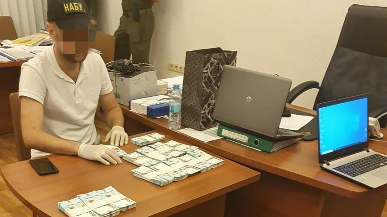 Чиновник попался на взятке свыше 1 миллиона гривен в Харькове: фото