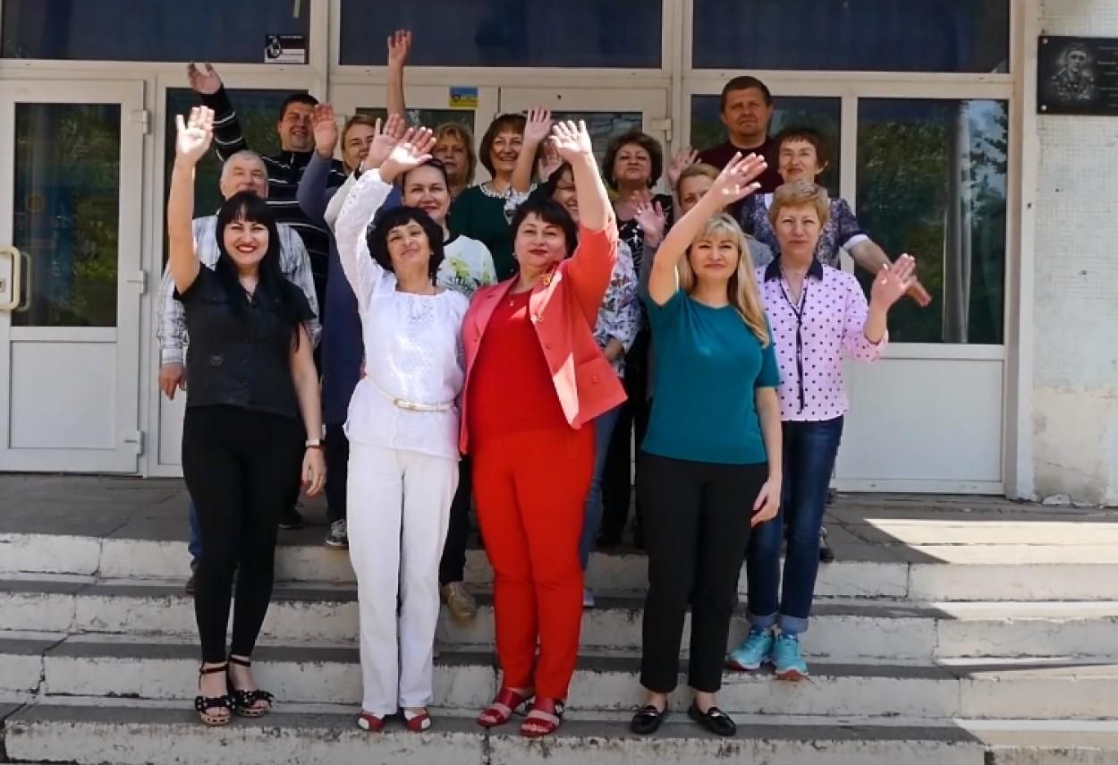 Вчителі та батьки привітали учнів із закінченням школи: відео Вчителі та батьки привітали учнів із закінченням школи: відео