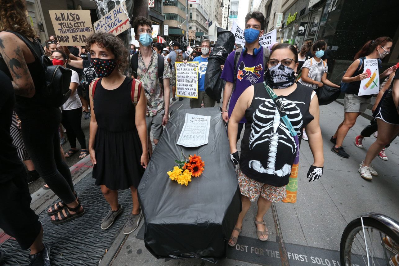 В США учителя протестуют из-за открытия школ в сентябре В США учителя протестуют из-за открытия школ в сентябре