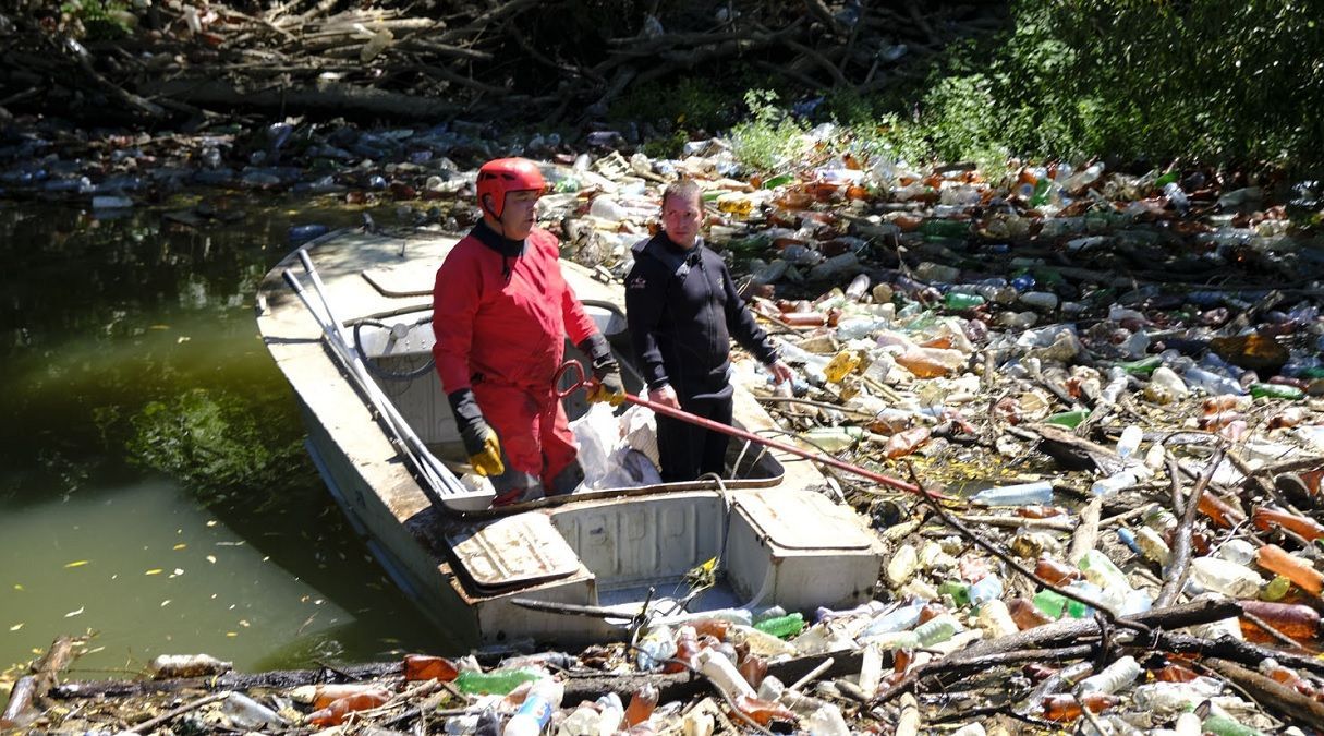 На річці Боржава сміттєвий затор: рятувальники витягли понад 110 кубічних метрів непотребу
