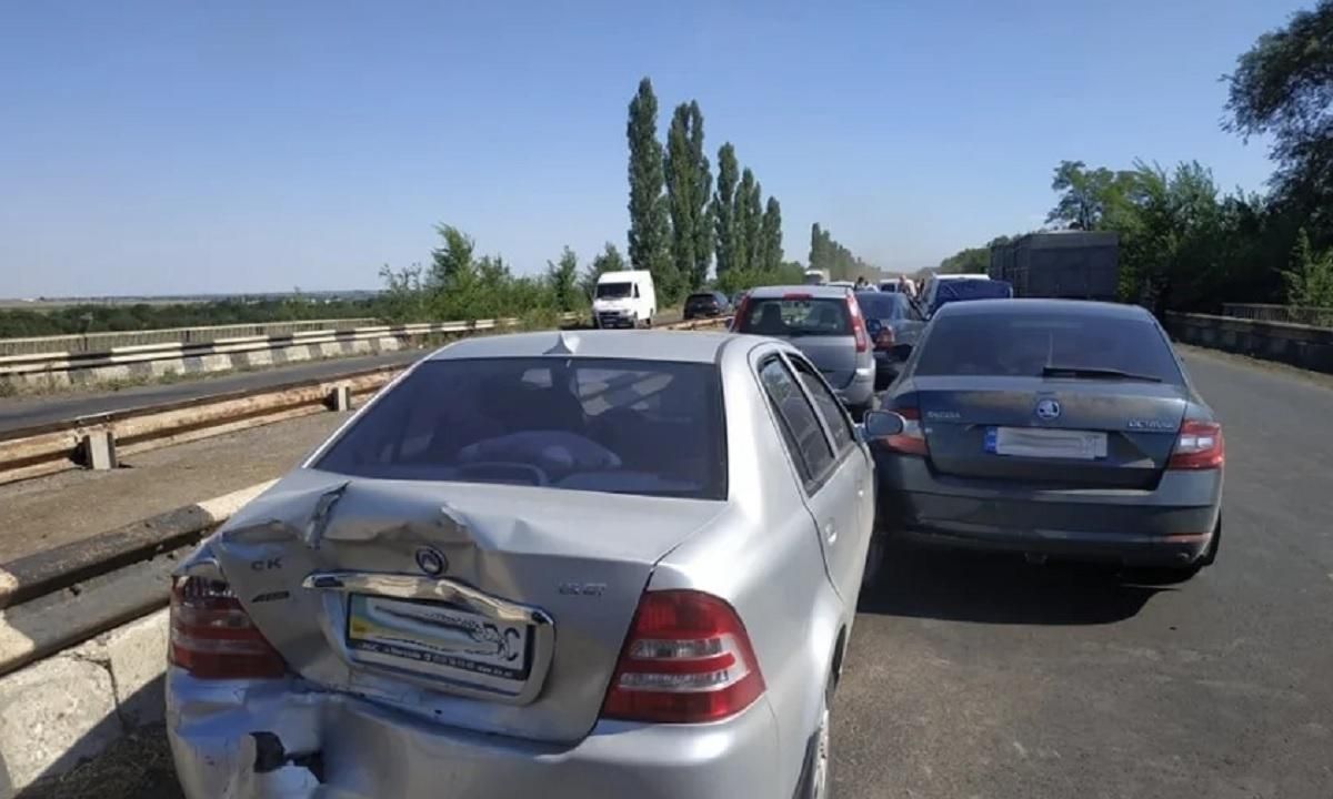 Під Миколаєвом зіткнулися 9 авто – є постраждалі: фото, відео