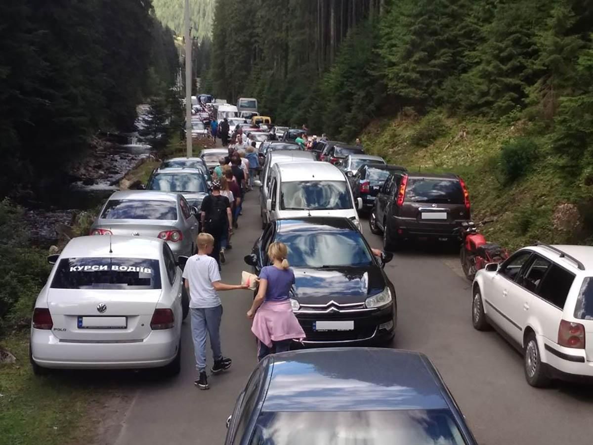 У Карпатах туристи утворили величезні затори на дорогах: фото