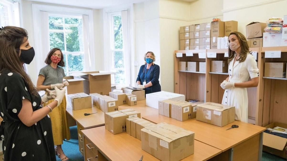 У білосніжній сукні і квітковій масці: Кейт Міддлтон зачарувала літнім образом